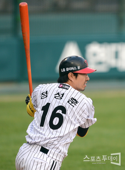 [포토] 정성훈 '4번 타자가 하나 해줘야지!' 