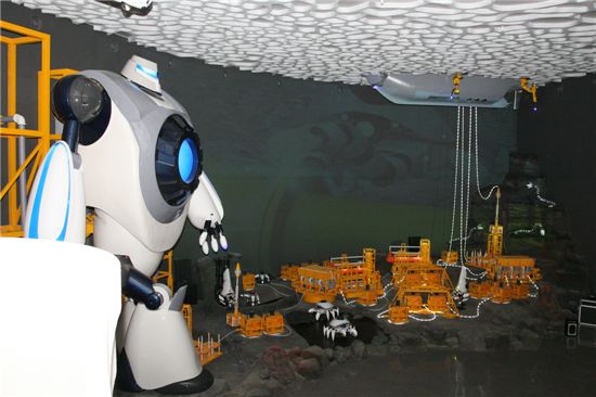 ▲여수엑스포 대우조선해양 로봇관에서 6.5m 높이의 해양 리더 로봇인 '네비'(왼쪽)가 위용을 뽐내고 있다. 옆에는 게 모양의 광물채집 로봇인 '코올'이 채집 활동을 벌이고 있다.