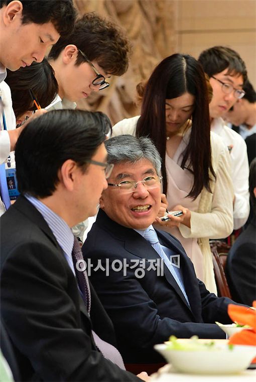 [포토] 미소짓는 김 총재