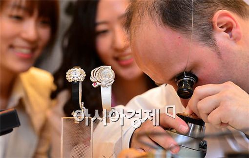 [포토] 브레게, 인그레이빙 시연 펼쳐