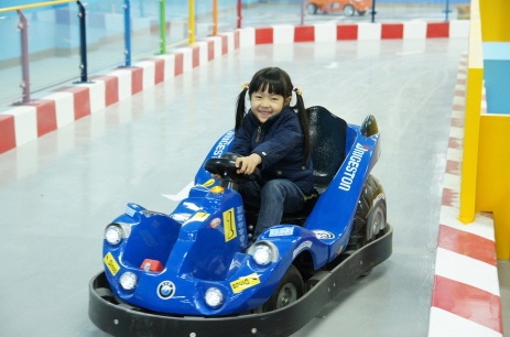 카트 타고 총싸움하고..인기게임, 테마공원 변신중