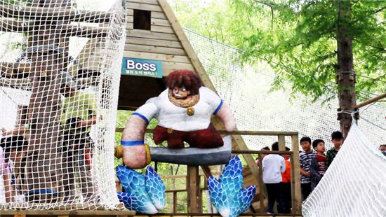 카트 타고 총싸움하고..인기게임, 테마공원 변신중