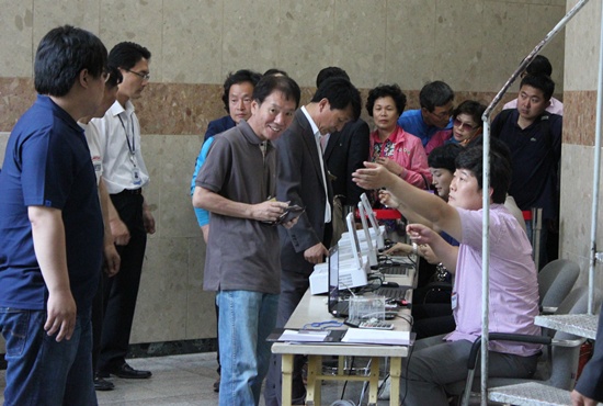후보들의 정견발표 뒤 대전시당 대의원들이 투표를 하고 있다.