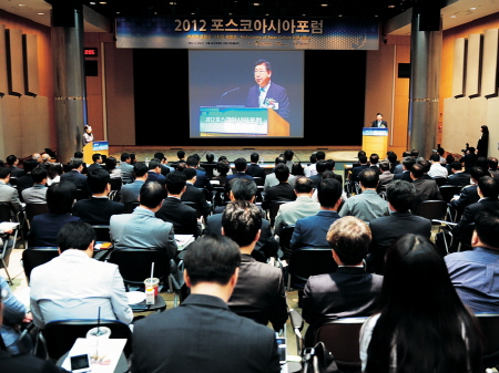 ▲정준양 포스코 회장(단상 오른쪽)이 지난 23일 서울 대치동 포스코센터에서 열린 '2012 포스코아시아포럼'에서 개회사를 하고 있다.