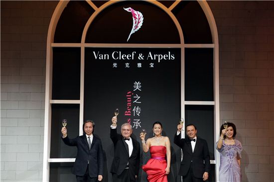 반클리프 아펠의 중국 상해 현대미술관 헤리티지 전시회 오프닝 행사.