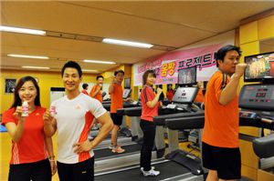 한국야쿠르트 사내 체육관 '다이나메카(Dynameca)'에서 직원들이 운동에 매진하고 있다.
