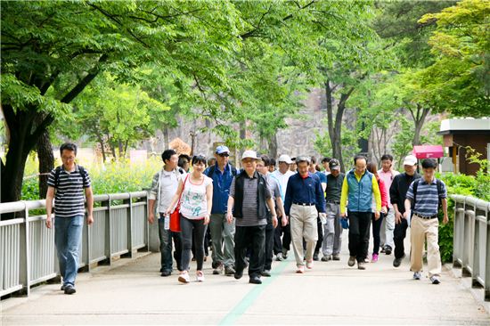 김석동 위원장(앞줄 왼쪽에서 두번째) 등 금융위 간부들이 지난 26일 경기도 과천 서울대공원에서 등산을 마친 뒤 걸어오고 있다.