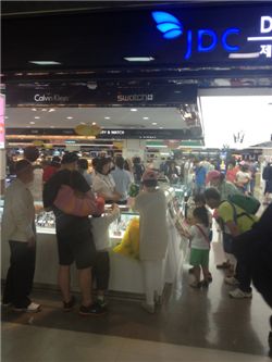 황금 연휴(26∼28일) 기간 제주도를 찾은 관광객들이 출국전 'JDC면세점'에서 쇼핑을 하고 있다.
