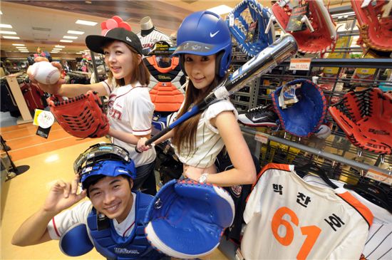 ▲프로야구가 인기를 모으면서 이마트에서 판매되는 야구용품의 매출이 지난해에 비해 36% 늘어났다.