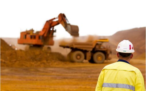 호주 필바라지역 리오틴토 철광석 광산에서 근로자가 철광석을 트럭에 싣는 것을 지켜보고 있다.
