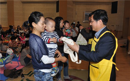 김성환 노원구청장이 '북스타트 선포식'에서 어린이에게 책을 읽어주고 있다.
