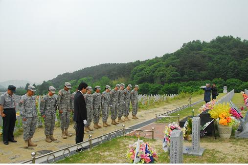 천안함 46용사 묘역을 참배하는 모습.