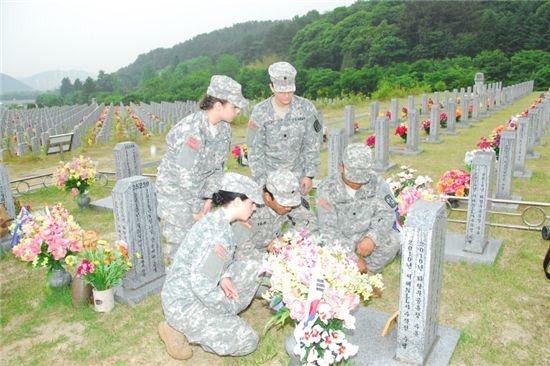 서해 연평해전 순직 용사묘를 참배하는 미 육군 ROTC 후보생들.