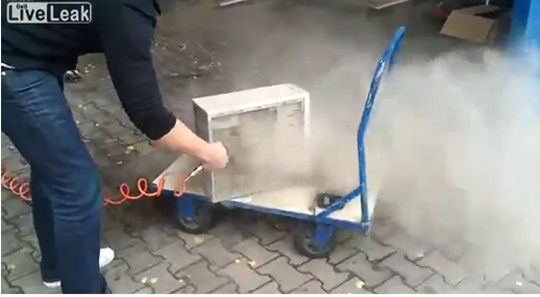 세계에서 가장 더러운 PC 청소 "속이 후련하다"