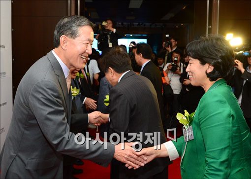 [포토] 19대 국회의원들과 인사하는 경제5단체장
