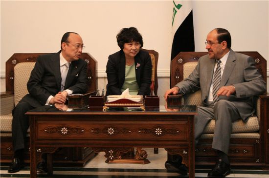 지난해 5월 이라크 비스마야 신도시 10만가구 건설사업 본 계약에 앞서 환담을 나누는 김승연 한화 회장(왼쪽)과 누리카밀 알 말리키 이라크 총리(오른쪽)