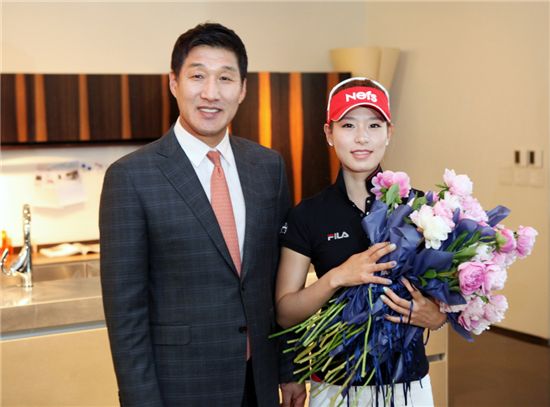 정해상(왼쪽) 넵스 대표와 김자영 프로