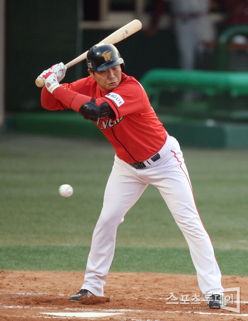 [포토] 박재홍 '아차차, 볼인줄 알고 피했는데'