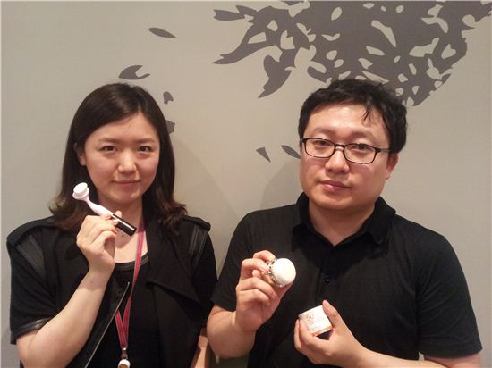 전미경(왼쪽), 이유성 LG생활건강 이자녹스 브랜드 매니저