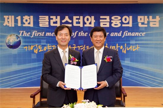 김경수(왼쪽) 산단공 이사장과 조준희 기업은행장