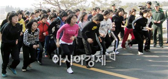 여성 군입대 갈수록 증가