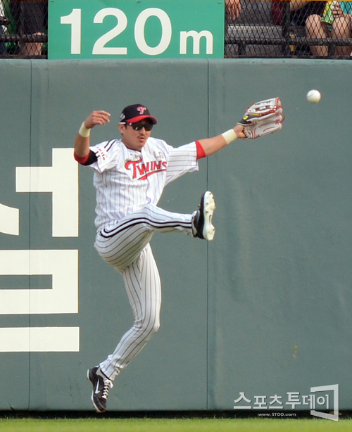 [포토] '박용택의 봉산탈춤(?)'