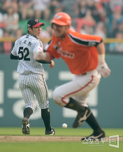 [포토] 오지환 '뭐야, 공 빠졌잖아'
