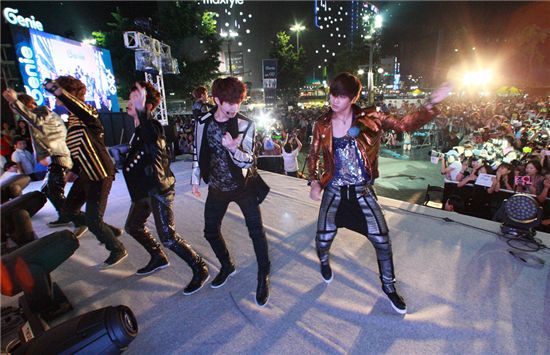 EXO-K 멤버들이 무대 위에서 타이틀곡 'MAMA' 공연을 하고 있는 모습.