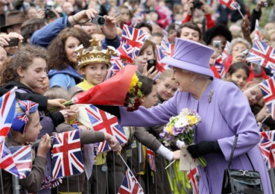 ▲엘리자베스 여왕이 즉위 60주년을 맞아 영국인들의 축하를 받고 있다.