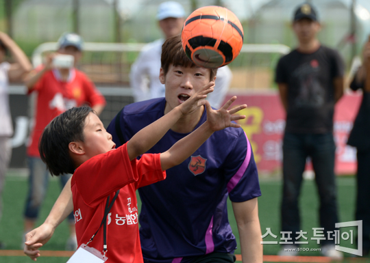 [포토] 박지성 '넌 최고의 골키퍼가 될 가능성이 있어!'