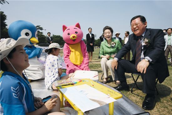허동수 GS칼텍스 회장(오른쪽)이 유영숙 환경부 장관(오른쪽 두번째) 과 함께 미술대회에 참여한 어린이들을 격려하고 있다.