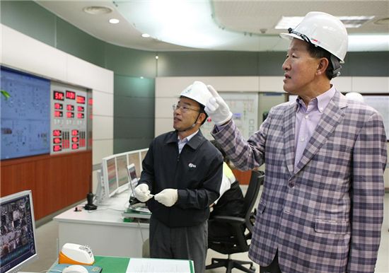 허창수 GS그룹 회장(왼쪽)이 4일 GS EPS 발전소를 찾아 주조정실에서 전력생산 현황을 살펴보고 있다.