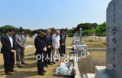 지난 4일 오후, 서울 국립현충원에 위치한 독립운동가 남자현의 묘소에 '남자현 평전-나는 조선의 총구이다' 봉헌식이 열렸다. 평전의 저자 이상국씨와 유족 김시복(68)씨, 남재각(88)씨 등이 묘소 앞에서 묵념하고 있다. 