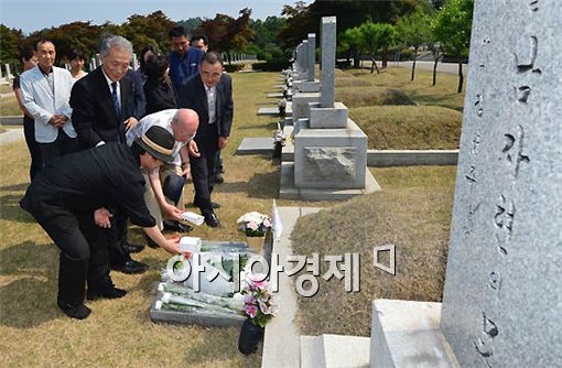 지난 4일 오후, 서울 국립현충원에 위치한 독립운동가 남자현의 묘소에 '남자현 평전-나는 조선의 총구이다' 봉헌식이 열렸다. 평전의 저자 이상국씨와 유족 남재각(88)씨가 묘소에 책을 봉헌하고 있다. 