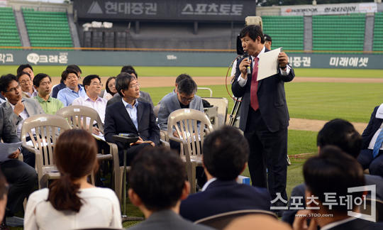 [포토] 서울지역 야구장의 문제점 지적하는 허구연 해설위원