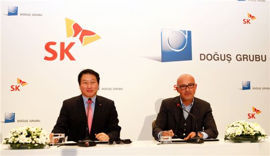 최태원 SK회장(왼쪽)과 페리트 샤헨크 터키 도우쉬그룹 회장이 4일 오전(현지시간)에 터키 이스탄불 그랜드 하얏트 호텔에서 만나 전략적 파트너십을 위한 양해각서(MOU)에 서명하고 있다.