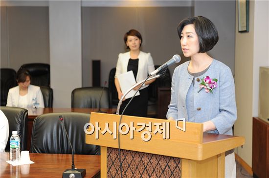 서울아산병원에서 개최된 애플리케이션 발표회에 참석한 최은영 양현재단 이사장(한진해운 회장)이 인사말을 하고 있다.