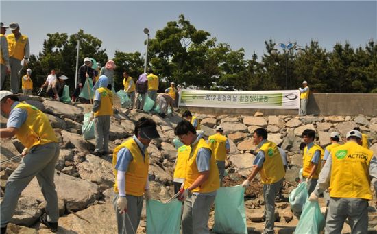 르노삼성 부산공장 임직원과 신호마을 주민 100여명이 세계 환경의 날을 기념하여 신호마을 제방 일대에서 환경정화운동을 펼치고 있다.

