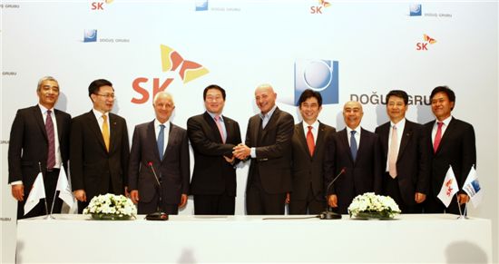 최태원 SK그룹 회장(왼쪽 네번째)은 4일 오전 터키 이스탄불 그랜드 하얏트 호텔에서 페리크 샤헨크 도우쉬그룹 회장(왼쪽 다섯번째)과 양 그룹간 전략적 파트너십 업무협약을 체결했다.

