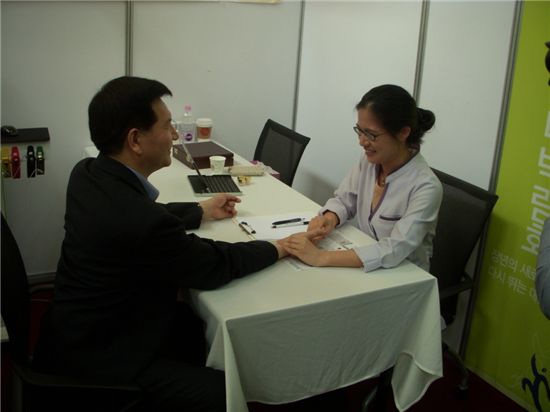 지난 4일 이재필(왼쪽) 고용노동부장관이 한방검진 체험을 받고 있다.