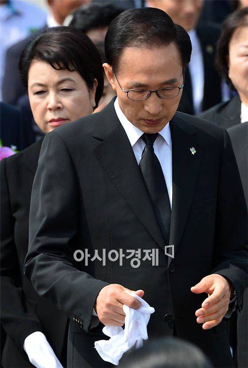 [포토] 엄숙한 표정의 李 대통령 내외