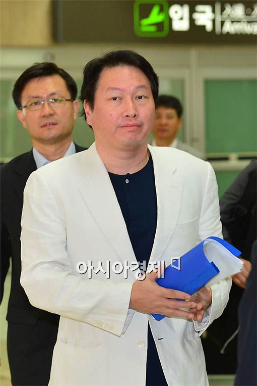 [포토] 화이트 재킷으로 멋 낸 최태원