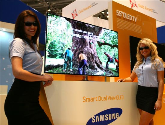 세계정보디스플레이 학회(SID)가 주최한 ‘디스플레이위크 2012’ 전시회에서 가장 주목받은 제품에 수여하는 ‘베스트인 쇼(Best In Show)’를 수상한 삼성모바일디스플레이의 55인치 Dual View OLED TV. 한 대의 TV로 두 개의 풀HD 3D 화면을 실감나게 즐길 수 있는 혁신적인 기능이 심사위원들의 호평을 받았다.