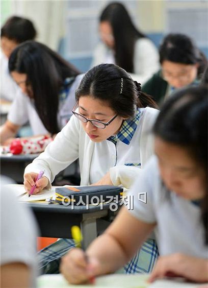 2013학년도 대학수학능력시험 모의평가일인 6월 7일 서울 종로구 배화여고에서 수험생들이 시험을 치르고 있다.