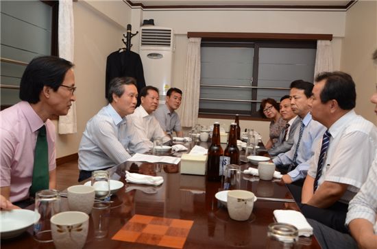 7일 권도엽 장관(왼쪽에서 두 번째)이 부동산중개업자 6명과 주택시장 점검을 위한 만찬 간담회를 개최했다.