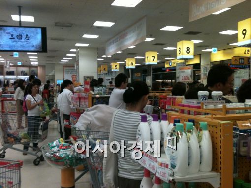 서울 시내 한 대형마트에서 고객들이 계산을 하기 위해 줄을 서 있다.(위 사진은 기사 내용과 무관함)
