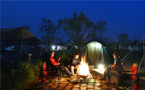 강변의 추억, 새로운 밤 사람들이 몰려왔다