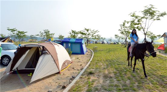 강변의 추억, 새로운 밤 사람들이 몰려왔다