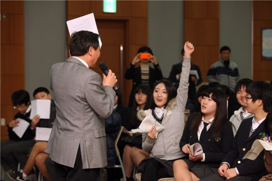 지난 3월 시흥중학교 학생들이 구청을 견학하는 모습
