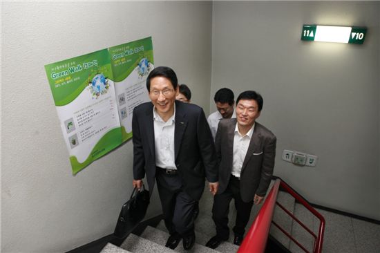김수관 포스코엔지니어링 사장(왼쪽)이 직원들과 에코그린 계단 걷기 운동에 동참했다.